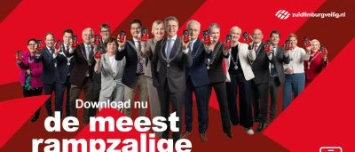 Groep burgemeesters in formele kleding houdt smartphones omhoog tegen een rode achtergrond.