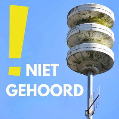 Luide sirene met een groene aanslag, tegen een heldere blauwe lucht.
