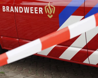 Brandweerauto achter een afzetlint