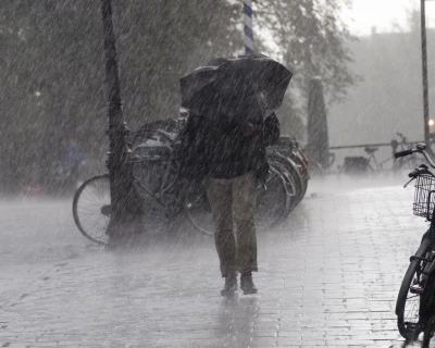 Een persoon wandelt tijdens hevige storm