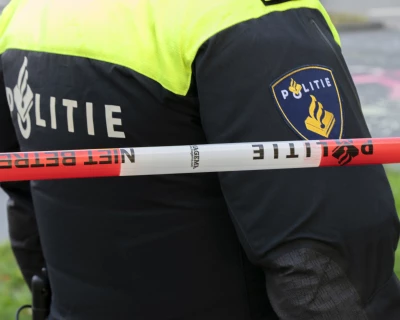 Politieagent achter een afzetlint
