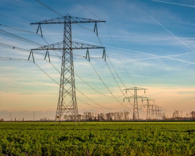 Hoogspanningsmasten op een veld