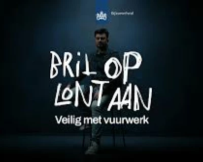 Een man op een stoel in een donkere ruimte, naast tekst over vuurwerkveiligheid.