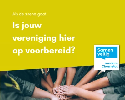 Groep mensen die handen in het midden van een cirkel legt, met tekst en logo op de achtergrond.